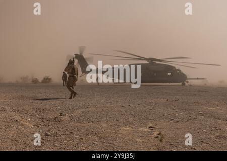 US-Marines mit dem 8. Engineer Support Battalion, Combat Logistics Regiment 27, 2nd Marine Logistics Group, kommunizieren Ladeoperationen an Piloten mit Marine Aviation Weapons and Tactics Squadron One, bevor sie die Helicopter Support Team Operation während des Weapons and Tactics Instructor (WTI) Kurses 1-25 in Yuma, Arizona, 5. Oktober 2024 absolvierten. WTI 1-25 ist ein 7-wöchiger Fortgeschrittenenkurs, der standardisierte taktische Schulungen bietet und die Planung und Umsetzung von Luft- und Bodentaktiken des Marine Corps durch eine Reihe von eskalierenden Entwicklungen umfasst, um die Ausbildung und Vorbereitung der Marine-Luftfahrt zu unterstützen Stockfoto