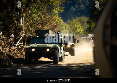 Die US Army National Guard 194 patrouilliert am 9. Oktober 2024 auf einer Baustelle in Erwin, Tennessee. Mitglieder der Nationalgarde wurden aus ganz Tennessee nach der Überschwemmung durch Hurrikan Helene entsandt, um die lokalen Behörden bei der Sanierung in der betroffenen Region zu unterstützen (Foto der U.S. Air National Guard von Senior Airman Ben Cash) Stockfoto