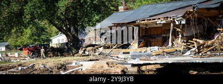 Ein Haus befindet sich in einer Ruine, nachdem schwere Überschwemmungen durch Hurrikan Helene verheerende Schäden in der Umgebung verursacht haben, Erwin, Tennessee, 9. Oktober 2024. Mitglieder der Nationalgarde wurden aus ganz Tennessee nach den Überschwemmungen durch den Sturm entsandt, um die lokalen Behörden bei der Sanierung des betroffenen Gebiets zu unterstützen. (Foto der U.S. Air National Guard von Senior Airman Ben Cash) Stockfoto