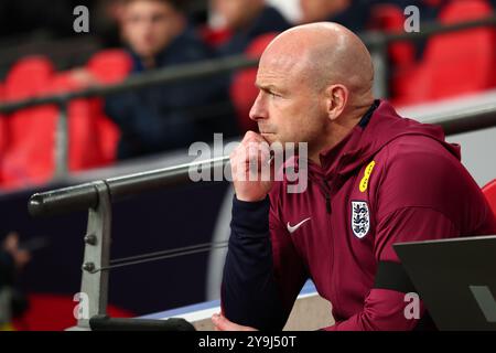 Wembley Stadium, London, Großbritannien. Oktober 2024. Nations League, League B, Group 2 International Football, England gegen Griechenland; England Interim Manager Lee Carsley Credit: Action Plus Sports/Alamy Live News Stockfoto