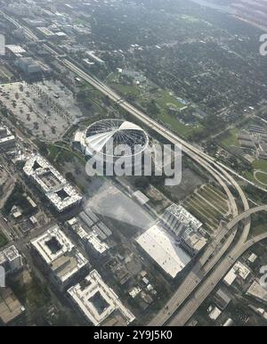 Flugzeugbesatzungen der Air Station Miami fliegen über die Westküste Floridas auf der Suche nach Menschen in Not und Schadensbeurteilung, 10. Oktober 2024. Hurrikan Milton traf am 9. Oktober 2024 vor Siesta Key in Florida auf Land. (Foto der US-Küstenwache von Mike O’keefe) Stockfoto