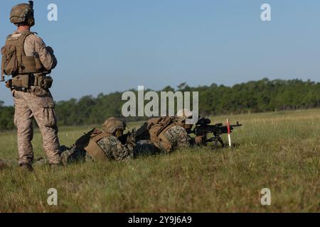 US-Marines mit Kilo Company, 3. Bataillon, 6. Marine-Regiment, 2. Marine-Division, liefern Unterdrückungsfeuer während einer Marine Corps Combat Readiness Evaluation im Marine Corps Base Camp Lejeune NC am 7. Oktober 2024. MCCRE umfasst eine Reihe von Szenarien und Herausforderungen, die die Fähigkeit der Einheit zur Planung, Koordination und Ausführung komplexer Missionen, einschließlich offensive und defensive Operationen, Logistik und Kommunikation, testen. (Foto des U.S. Marine Corps von Lance CPL. Charis Chilton) Stockfoto