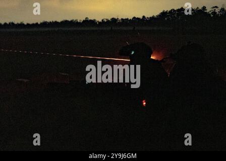 US-Marines mit Kilo Company, 3. Bataillon, 6. Marine-Regiment, 2. Marine-Division, liefern Unterdrückungsfeuer während einer Marine Corps Combat Readiness Evaluation im Marine Corps Base Camp Lejeune NC am 7. Oktober 2024. MCCRE umfasst eine Reihe von Szenarien und Herausforderungen, die die Fähigkeit der Einheit zur Planung, Koordination und Ausführung komplexer Missionen, einschließlich offensive und defensive Operationen, Logistik und Kommunikation, testen. (Foto des U.S. Marine Corps von Lance CPL. Charis Chilton) Stockfoto