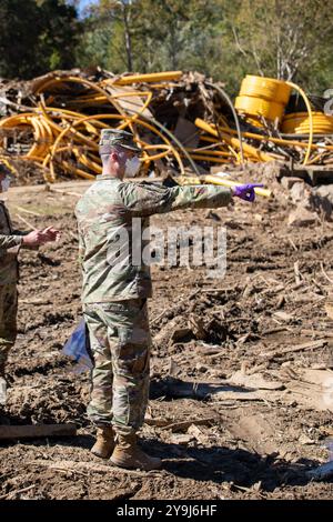 Taylor Shultz, Stabsleiter der Tennessee Air National Guard, bewertet mit dem 45th Civil Support Team die Bodenqualität in Erwin, Tennessee, am 10. Oktober 2024. Das 45th Civil Support Team ist eine Schnellreaktionseinheit, die aus Mitgliedern der Tennessee Air and Army National Guard besteht. (Foto der Nationalgarde der US-Armee von Sgt. Everett Babbitt) Stockfoto