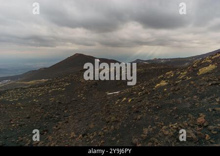 Vulkanlandschaft des Ätna in der Nähe der Silvester-Krater an einem bewölkten Wintertag, Catania, Sizilien, Italien Stockfoto