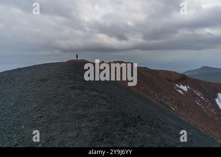 Vulkanlandschaft des Ätna in der Nähe der Silvester-Krater an einem bewölkten Wintertag, Catania, Sizilien, Italien Stockfoto