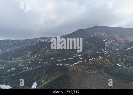 Vulkanlandschaft des Ätna in der Nähe der Silvester-Krater an einem bewölkten Wintertag, Catania, Sizilien, Italien Stockfoto