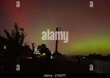 LEOMINSTER, Vereinigtes Königreich - 10. OKTOBER 2024; die Nordlichter sind vom Ufer des Lugg in Leominster, Herefordshire, Vereinigtes Königreich, zu sehen. Stockfoto