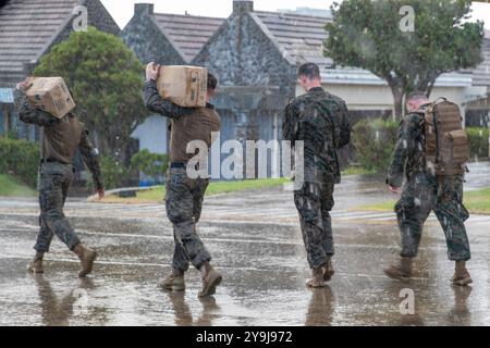 Basco, Philippinen. Oktober 2024. Die US-Marines mit der 15. Marine Expeditionary Unit tragen Hilfsgüter von einem MV-22B Osprey Tiltrotor-Flugzeug, um nach dem Super Taifun Krathon am 8. Oktober 2024 in der Provinz Batanes auf den Philippinen zu helfen. Krathon traf die Region mit Windgeschwindigkeiten von 120 km/h und einem Regen von 28 cm. Quelle: Sgt. Amelia Kang/US Marines/Alamy Live News Stockfoto