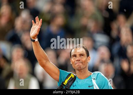 Paris, Frankreich. Juni 2022. **** Archiv Rafael Nadal zieht sich in den Ruhestand**** Rafael Nadal verabschiedet sich von der Menge am Court Philippe-Chatrier, Roland Garros, nachdem er sein letztes Tennisspiel der French Open gegen Alexander Zverev bei den French Open Roland Garros 2024 in Paris verloren hatte. Richard Callis/Fotoarena (Richard Callis/SPP) Credit: SPP Sport Press Photo. /Alamy Live News Stockfoto