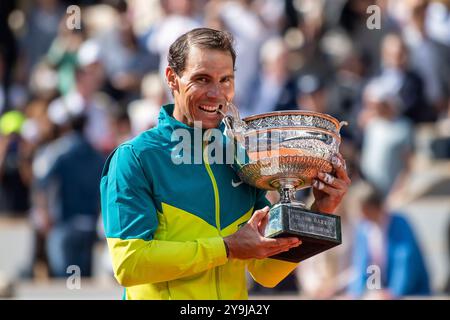 Paris, Frankreich. Juni 2022. **** Archiv Rafael Nadal geht in den Ruhestand*** Rafael Nadal feiert mit der Trophy, nachdem er die French Open gewonnen hatte, Roland Garros 2022, das letzte Mal, als er das Turnier gewann, nachdem er das Tennisspiel gegen Casper Ruud 3-0 (6-3 6-3 6:0) in Paris gewonnen hatte. Richard Callis/Fotoarena (Richard Callis/SPP) Credit: SPP Sport Press Photo. /Alamy Live News Stockfoto