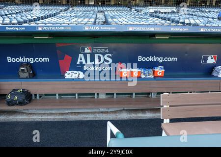 Kansas City, MO, USA. Oktober 2024. Ein allgemeiner Überblick über das New York Yankees-Dugout vor dem vierten Spiel der American League Division Series gegen die Kansas City Royals im Kauffman Stadium in Kansas City, MO. David Smith/CSM/Alamy Live News Stockfoto