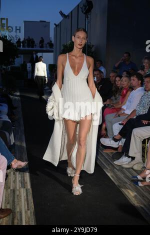Während der Madrid Fashion Week in Serrania Belga, 9. September 2024, Spanien mit einem Design der Extreme Collection, läuft ein Model über den Laufsteg. Mit: Modell Wo: Madrid, Spanien Wann: 09 Sep 2024 Credit: Oscar Gonzalez/WENN Stockfoto
