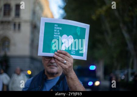 Madrid, Spanien. Oktober 2024. Ein Demonstrant hält während einer Demonstration ein Plakat. Anlässlich des Welttages für psychische Gesundheit hat die Vereinigung für psychische Gesundheit von Madrid einen marsch durch das Zentrum von Madrid unter dem Motto „Arbeit und psychische Gesundheit, ein grundlegendes Bindeglied“ gefordert. Menschen mit psychischen Problemen, Familienangehörige, Freunde, die Vereinsbewegung und die breite Öffentlichkeit versammelten sich, um die Bedeutung der Betreuung der psychischen Gesundheit am Arbeitsplatz zu fordern und die Arbeit der Vereinsbewegung sichtbar zu machen. (Credit Image: © David Canales/SOPA Images via ZUMA Press W Stockfoto