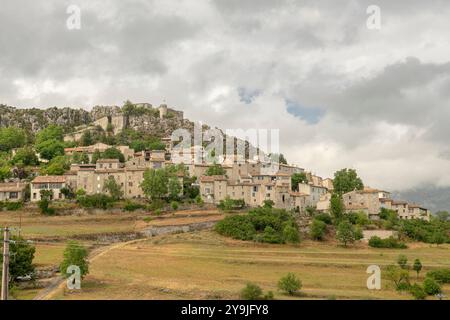 Mittelalterliches Dorf Trigance in der Region Verdon, mit Château de Trigance aus dem 11. Jahrhundert und umgeben von landschaftlich reizvoller provenzalischer Landschaft an bewölkten Tagen Stockfoto