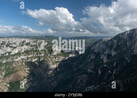 Weitläufiger Panoramablick auf die Klippen und das Tal der Verdon-Schlucht, Provence, Frankreich Stockfoto