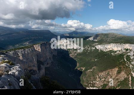 Weitläufiger Panoramablick auf die Klippen und das Tal der Verdon-Schlucht, Provence, Frankreich Stockfoto