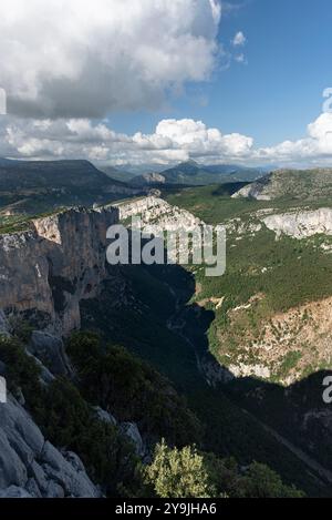 Weitläufiger Panoramablick auf die Klippen und das Tal der Verdon-Schlucht, Provence, Frankreich Stockfoto