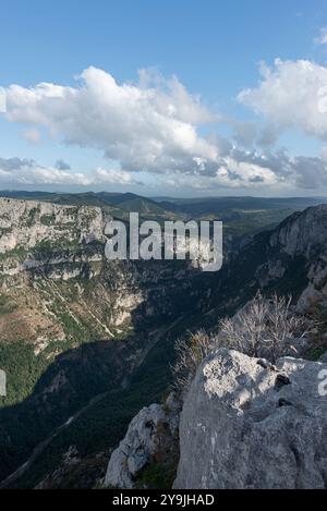 Weitläufiger Panoramablick auf die Klippen und das Tal der Verdon-Schlucht, Provence, Frankreich Stockfoto