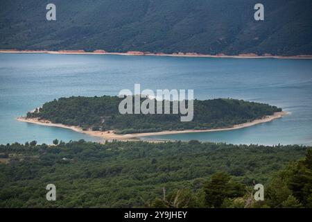 Malerischer Blick auf den Lac de Sainte-Croix mit dramatischer Wolkendecke und grünen Hügeln in der Nähe von Les Salles-sur-Verdon, Frankreich Stockfoto