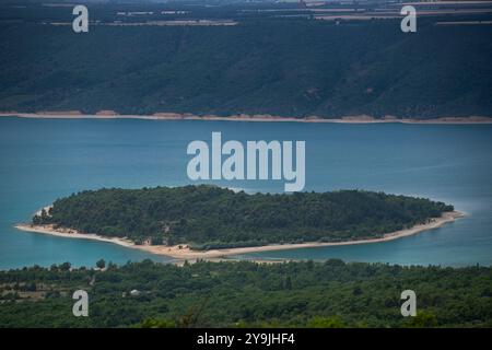 Malerischer Blick auf den Lac de Sainte-Croix mit dramatischer Wolkendecke und grünen Hügeln in der Nähe von Les Salles-sur-Verdon, Frankreich Stockfoto