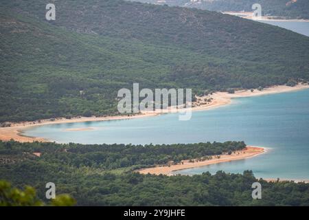Malerischer Blick auf den Lac de Sainte-Croix mit dramatischer Wolkendecke und grünen Hügeln in der Nähe von Les Salles-sur-Verdon, Frankreich Stockfoto