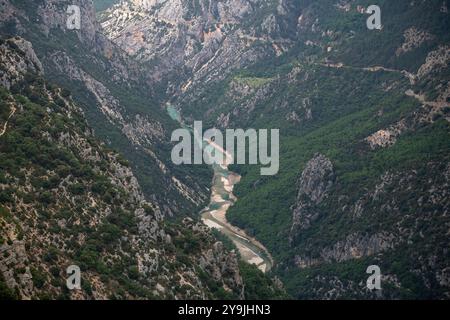 Der türkisfarbene Fluss der Verdon Gorge schlängelt sich durch dichtes Grün mit zerklüfteten Klippen - aus der Vogelperspektive die Landschaft des Verdon Canyon Stockfoto