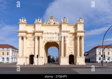 Das Brandenburger Tor am Luisenplatz in Potsdam wurde 1770–71 von Carl von Gontard und Georg Christian Unger erbaut Stockfoto