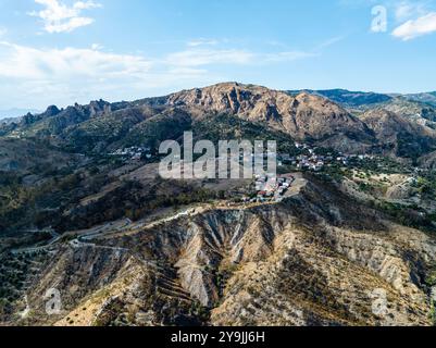 Berge und Olivenhaine rund um Geisterstadt von einer Drohne, Pentedattilo Village, Kalabrien, Italien, Europa Stockfoto