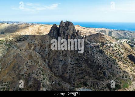 Berge und Olivenhaine rund um Geisterstadt von einer Drohne, Pentedattilo Village, Kalabrien, Italien, Europa Stockfoto