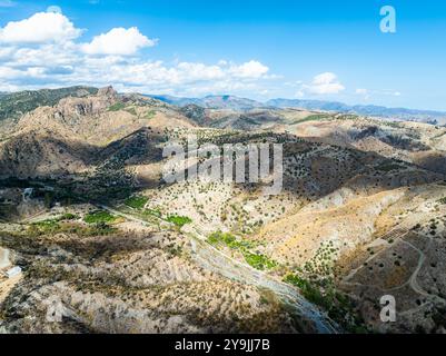 Berge und Olivenhaine rund um Geisterstadt von einer Drohne, Pentedattilo Village, Kalabrien, Italien, Europa Stockfoto