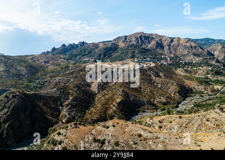 Berge und Olivenhaine rund um Geisterstadt von einer Drohne, Pentedattilo Village, Kalabrien, Italien, Europa Stockfoto