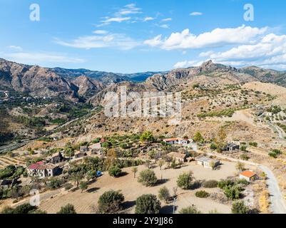 Berge und Olivenhaine rund um Geisterstadt von einer Drohne, Pentedattilo Village, Kalabrien, Italien, Europa Stockfoto