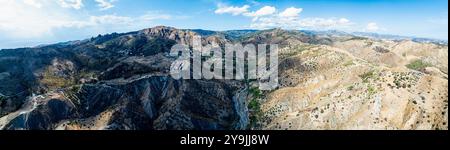 Berge und Olivenhaine rund um Geisterstadt von einer Drohne, Pentedattilo Village, Kalabrien, Italien, Europa Stockfoto