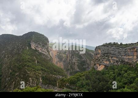 Üppige Vegetation bedeckt die steilen Kalksteinklippen der Verdon-Schlucht Stockfoto