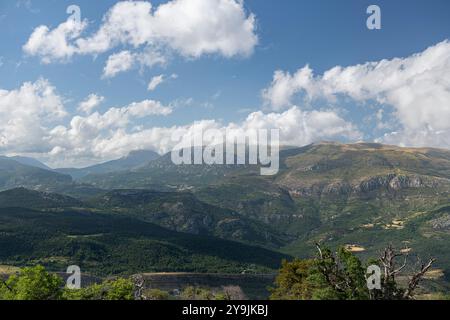 Weitläufiges Panorama der Verdon-Schlucht mit Blick auf die felsigen Klippen und grünen Täler Stockfoto