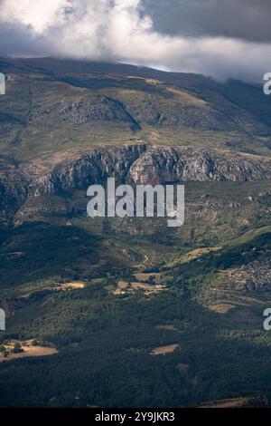 Weitläufiges Panorama der Verdon-Schlucht mit Blick auf die felsigen Klippen und grünen Täler Stockfoto