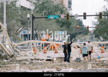 St. Petersburg, Florida, USA. Oktober 2024. Die Bewohner der Innenstadt von St. Petersburg sehen Schäden durch einen gefallenen Kran an der 400 Central Avenue. Quelle: david childers/Alamy Live News Stockfoto