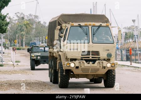 St. Petersburg, Florida, USA. Oktober 2024. Fahrzeuge der National Guard untersuchen Schäden am St. Petersburg Municipal Marina North Dock. Quelle: david childers/Alamy Live News Stockfoto