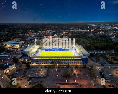 Ein Blick aus der Vogelperspektive auf die Portman Road, Heimstadion des Ipswich Town FC, bei Nacht in Ipswich, Suffolk, Großbritannien Stockfoto