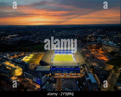 Ein Blick aus der Vogelperspektive auf die Portman Road, Heimstadion des Ipswich Town FC, bei Nacht in Ipswich, Suffolk, Großbritannien Stockfoto