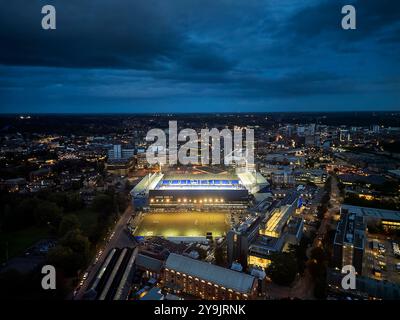 Ein Blick aus der Vogelperspektive auf die Portman Road, Heimstadion des Ipswich Town FC, bei Nacht in Ipswich, Suffolk, Großbritannien Stockfoto