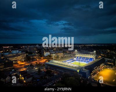 Ein Blick aus der Vogelperspektive auf die Portman Road, Heimstadion des Ipswich Town FC, bei Nacht in Ipswich, Suffolk, Großbritannien Stockfoto