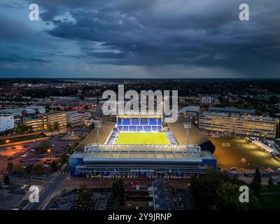 Ein Blick aus der Vogelperspektive auf die Portman Road, Heimstadion des Ipswich Town FC, bei Nacht in Ipswich, Suffolk, Großbritannien Stockfoto