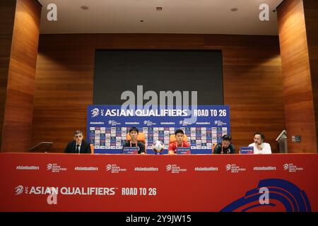 King Abdullah Sports City Stadium, Dschidda, Saudi-Arabien. Oktober 2024. Hajime Moriyasu, Wataru Endo (JPN), 9. Oktober 2024 - Fußball/Fußball : Japan-Cheftrainer Hajime Moriyasu und Wataru Endo nehmen an einer Pressekonferenz der FIFA-Weltmeisterschaft 2026 im Finale der Asiatischen Qualifikationsrunde Gruppe C gegen Saudi-Arabien im King Abdullah Sports City Stadium in Jeddah Teil. Quelle: AFLO/Alamy Live News Stockfoto