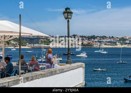 Estoril ist eine Stadt in der Zivilpfarrei Cascais an der portugiesischen Riviera, einem ehemaligen Ferienort, der dem Luxustourismus gewidmet ist und ein berühmtes Casino in Portugal hat Stockfoto