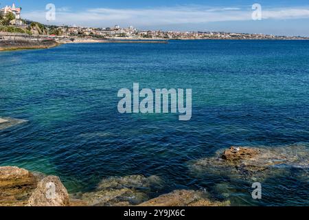 Estoril ist eine Stadt in der Zivilpfarrei Cascais an der portugiesischen Riviera, einem ehemaligen Ferienort, der dem Luxustourismus gewidmet ist und ein berühmtes Casino in Portugal hat Stockfoto