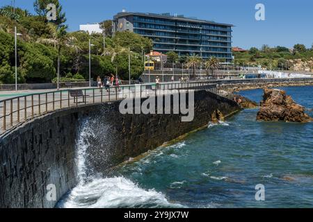 Estoril ist eine Stadt in der Zivilpfarrei Cascais an der portugiesischen Riviera, einem ehemaligen Ferienort, der dem Luxustourismus gewidmet ist und ein berühmtes Casino in Portugal hat Stockfoto