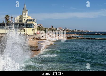 Estoril ist eine Stadt in der Zivilpfarrei Cascais an der portugiesischen Riviera, einem ehemaligen Ferienort, der dem Luxustourismus gewidmet ist und ein berühmtes Casino in Portugal hat Stockfoto
