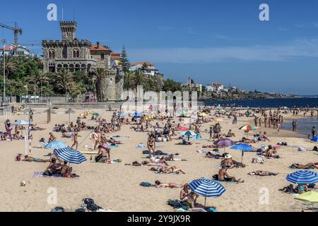 Estoril ist eine Stadt in der Zivilpfarrei Cascais an der portugiesischen Riviera, einem ehemaligen Ferienort, der dem Luxustourismus gewidmet ist und ein berühmtes Casino in Portugal hat Stockfoto